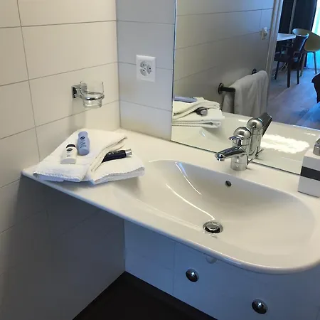 Schueuer Restaurant & Kultur בית הארחה 3*